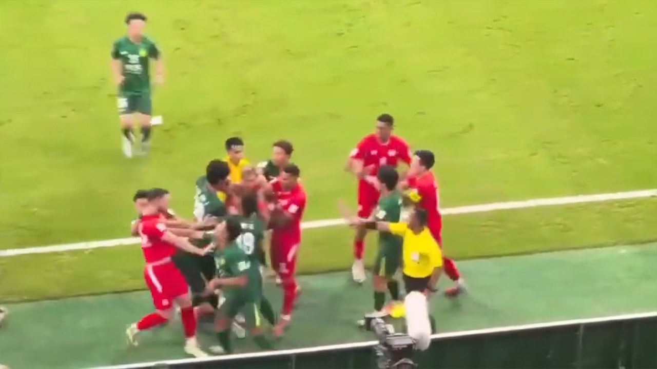 Cầu thủ CAHN và Beijing Guoan đánh nhau trên sân.