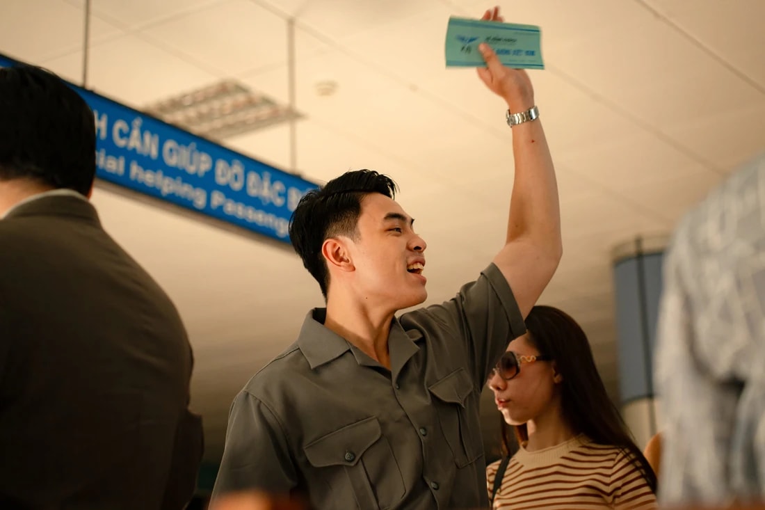 Ở phân cảnh hành động đối đầu trực diện với nhóm không tặc, Thiên Minh thể hiện lối diễn xuất tự nhiên, kịch tính.