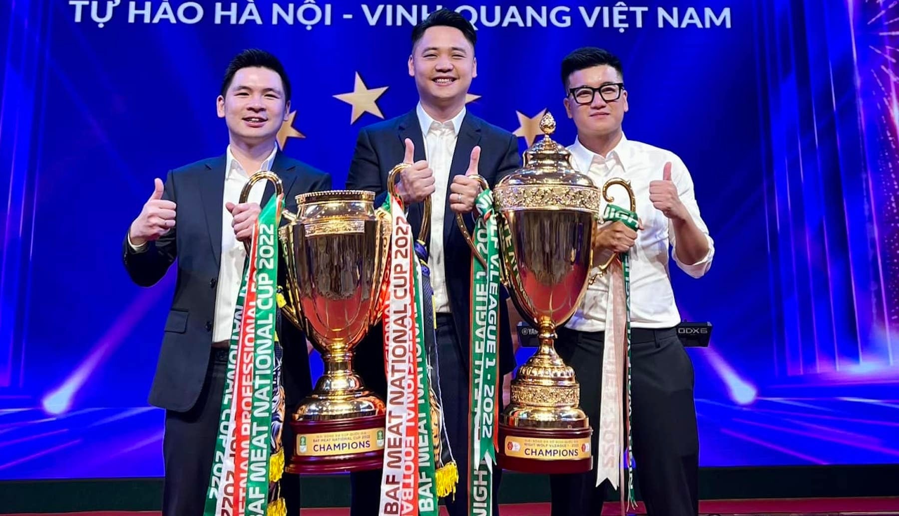 Ông Nguyễn Quốc Tuấn (giữa) chia tay Hà Nội FC.