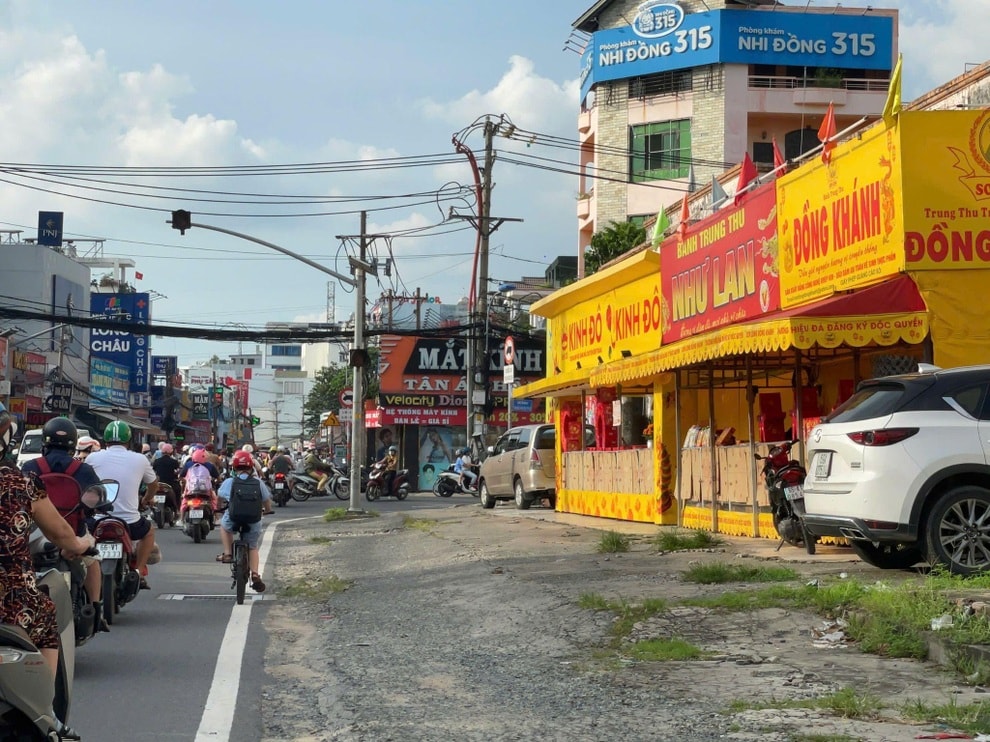 Nghịch lý vụ bánh trung thu, khách đông tiểu thương lại khóc vì khan hàng - 3 Nghịch lý vụ bánh trung thu, khách đông tiểu thương lại khóc vì khan hàng - 3