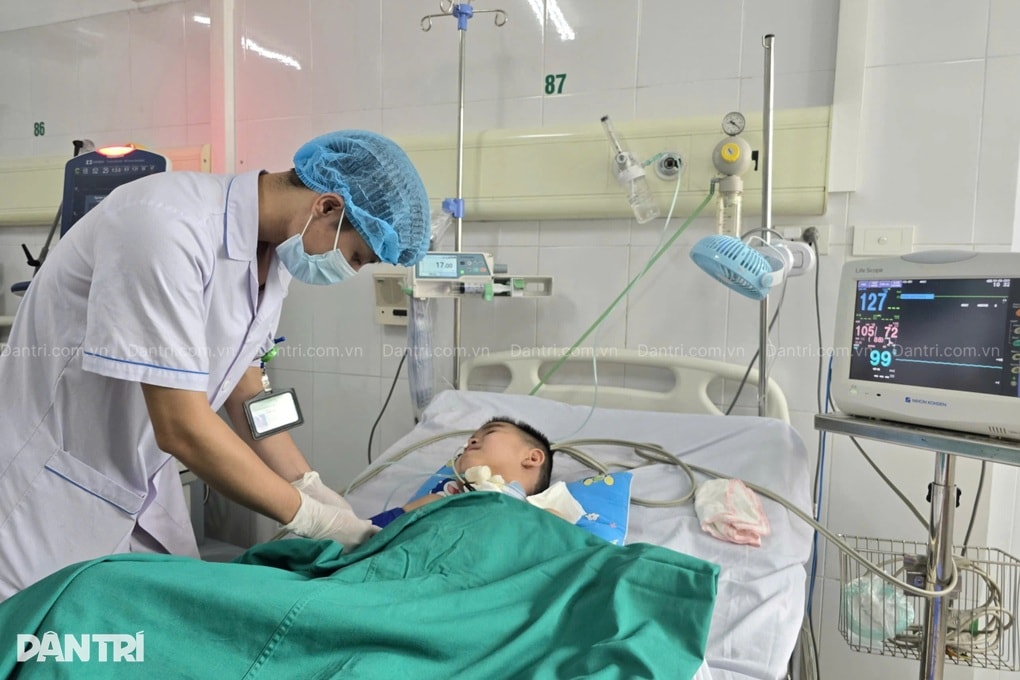 Cậu bé 8 tuổi bỗng dưng sốt cao, người cha nghèo ôm con vào viện cầu cứu - 4