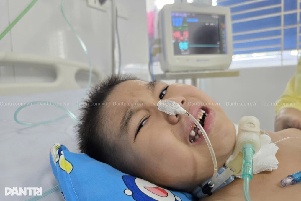 Cậu bé 8 tuổi bỗng dưng sốt cao, người cha nghèo ôm con vào viện cầu cứu - 5