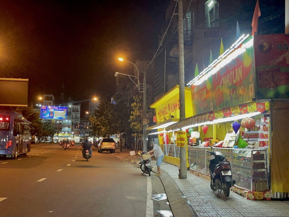 Nghịch lý vụ bánh trung thu, khách đông tiểu thương lại khóc vì khan hàng - 4 Nghịch lý vụ bánh trung thu, khách đông tiểu thương lại khóc vì khan hàng - 4