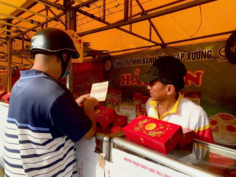 Nghịch lý vụ bánh trung thu, khách đông tiểu thương lại khóc vì khan hàng - 2 Nghịch lý vụ bánh trung thu, khách đông tiểu thương lại khóc vì khan hàng - 2