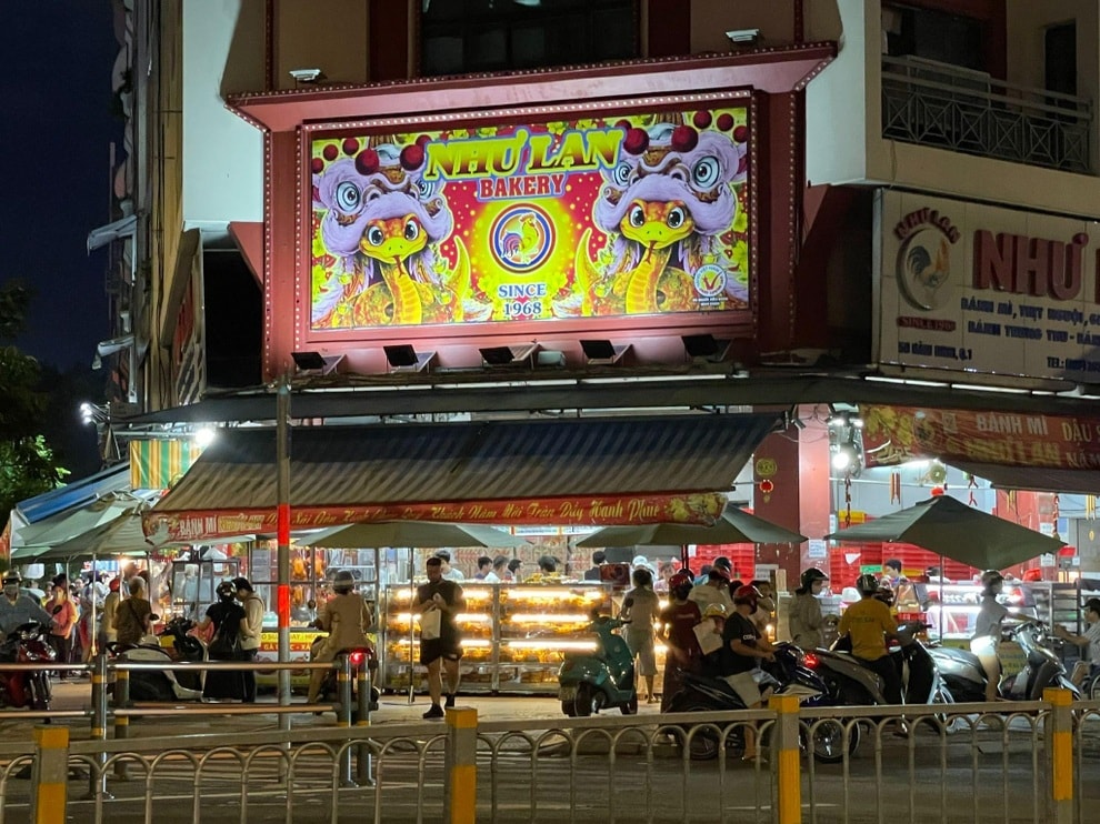 Nghịch lý vụ bánh trung thu, khách đông tiểu thương lại khóc vì khan hàng - 1 Nghịch lý vụ bánh trung thu, khách đông tiểu thương lại khóc vì khan hàng - 1