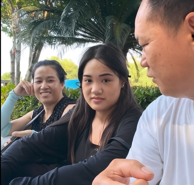 Người cha quay video nêu thỏa thuận trả tiền cho con gái (ở giữa) để gọi về.nhà. Ảnh cắt từ video