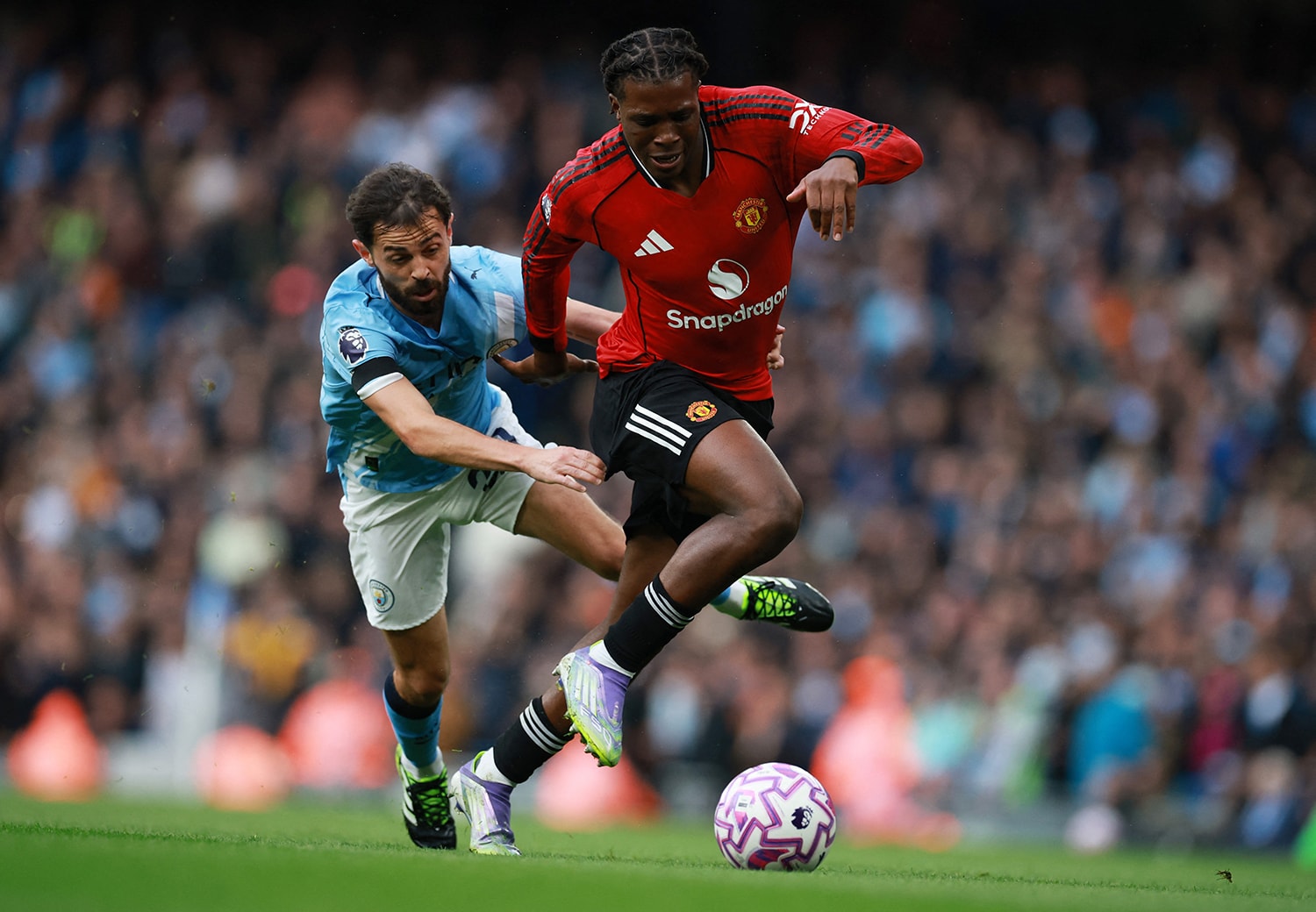 Man Utd đấu với Chelsea trong bối cảnh đầy khó khăn. (Ảnh: Reuters)