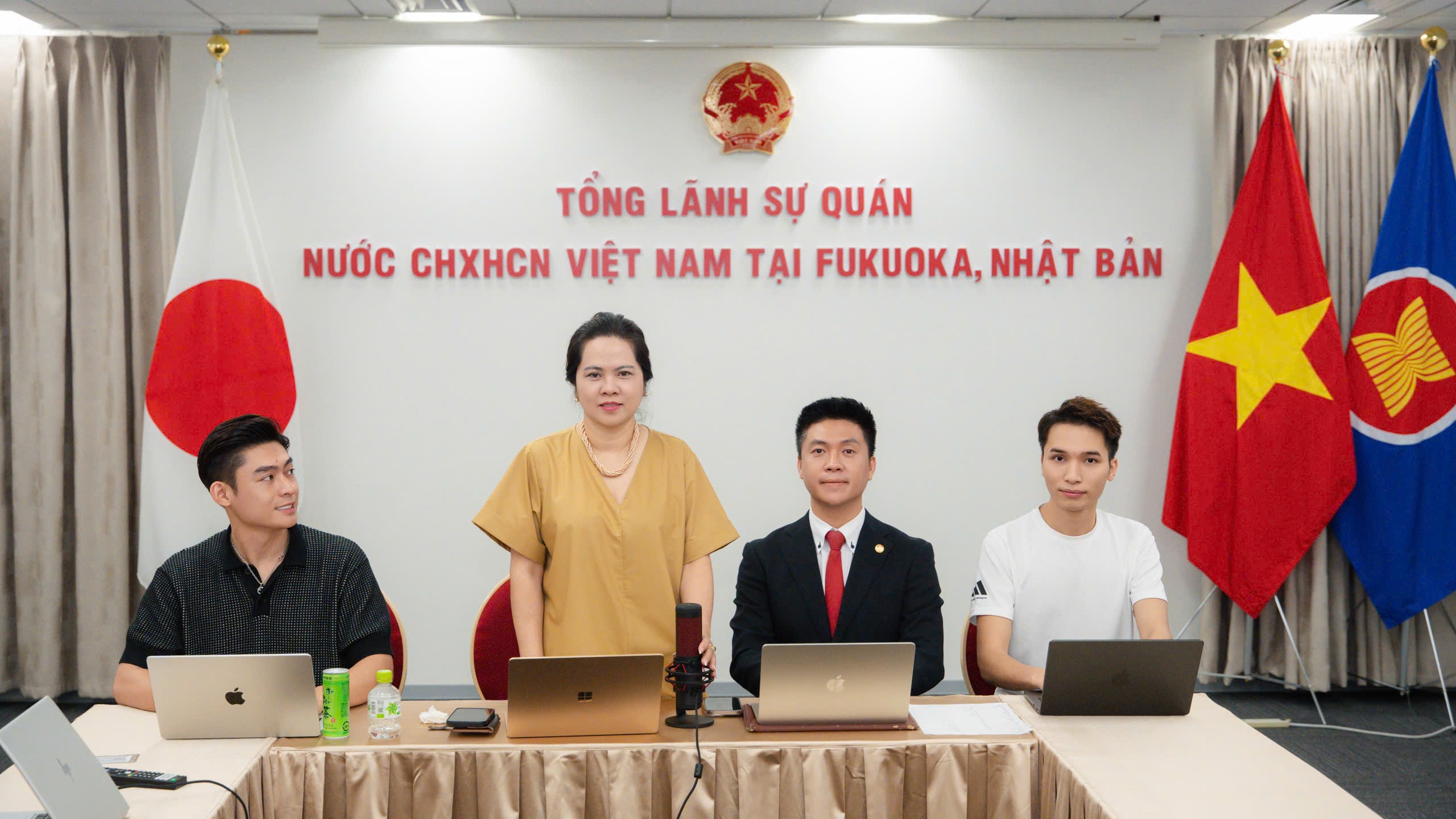 Bà Vũ Chi Mai và đại diện cộng đồng Việt Nam tại Nhật Bản dự phiên bế mạc trực tuyến.