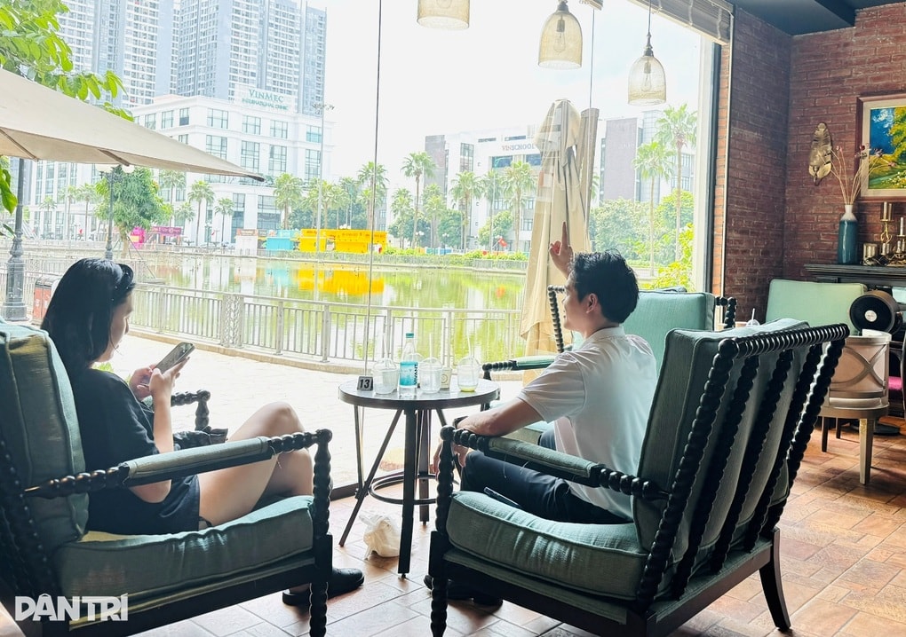 Quán cà phê xảy ra vụ tổng tài bỗng đông bất ngờ, khách xếp hàng dài - 4