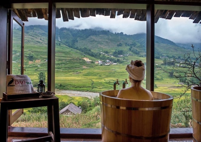 Khu vực tắm lá thuốc Dao đỏ nhìn ra ruộng lúa. Ảnh: Lá Dao Spa & Coffee House