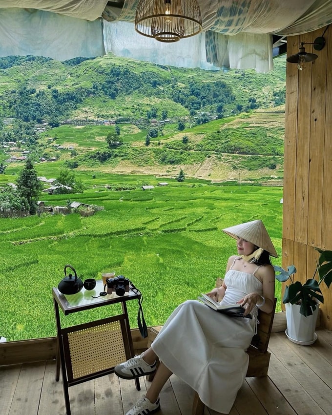 Du khách check in tại quán đầu tháng 9. Ảnh: L.á Coffee