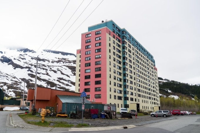 Chung cư Begich Towers Condominium nơi cả thị trấn sinh sống. Ảnh: New York Post