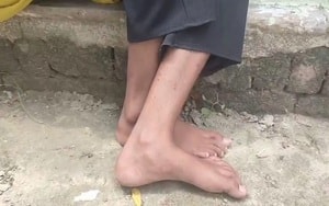 Đang chơi ngoài sân, thấy rắn hổ mang cậu bé 1 tuổi làm điều này khiến cả làng sửng sốt - Ảnh 3.