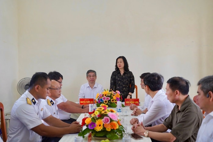 Bộ trưởng Bộ Y tế thăm cán bộ, chiến sĩ tại Đặc khu Côn Đảo- Ảnh 1. Bộ trưởng Bộ Y tế thăm cán bộ, chiến sĩ tại Đặc khu Côn Đảo- Ảnh 1.