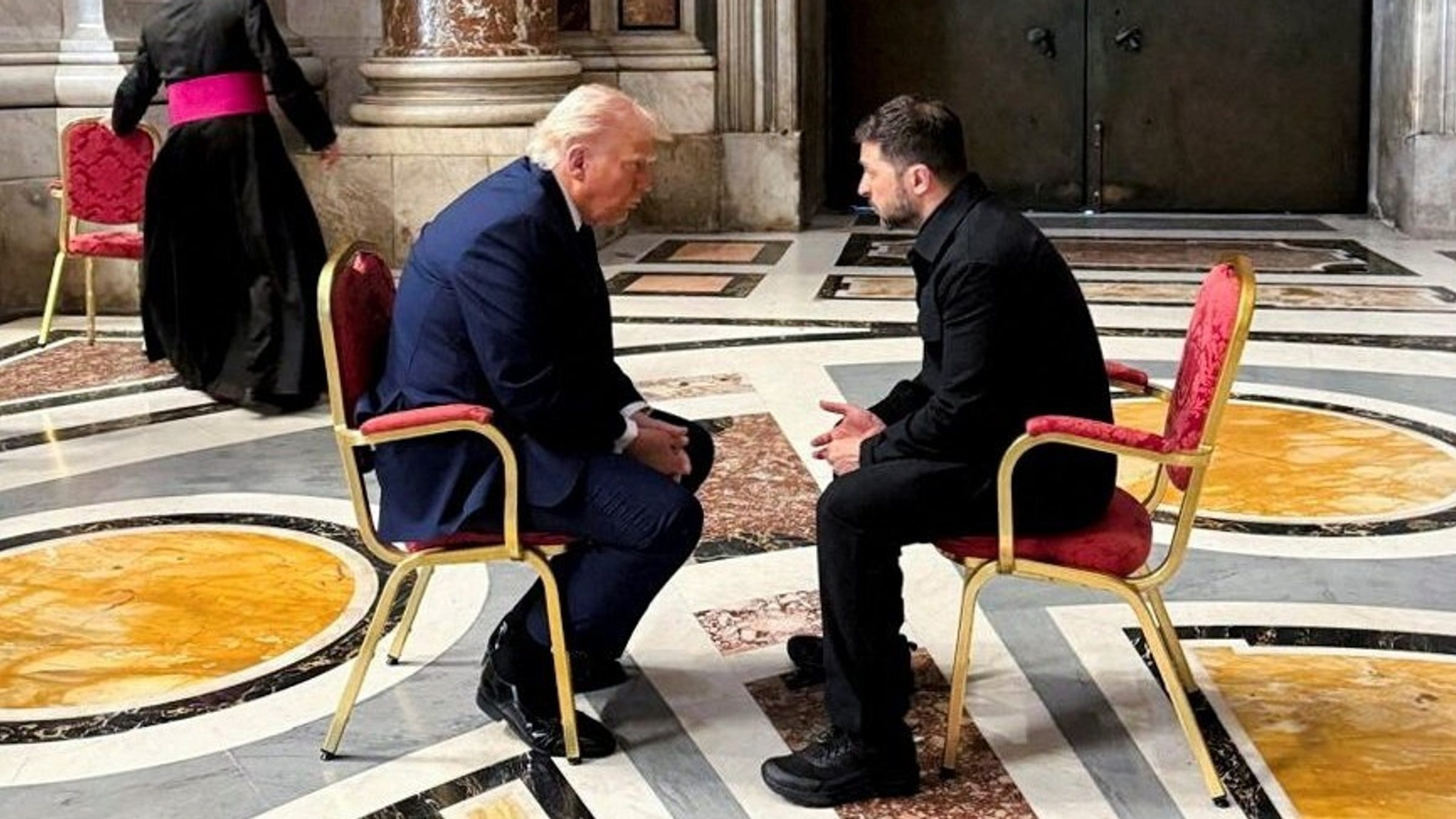 Tổng thống Mỹ-Ukraine trong một cuộc gặp đột xuất bên lề tang lễ Giáo hoàng Francis, tháng 4/2025.