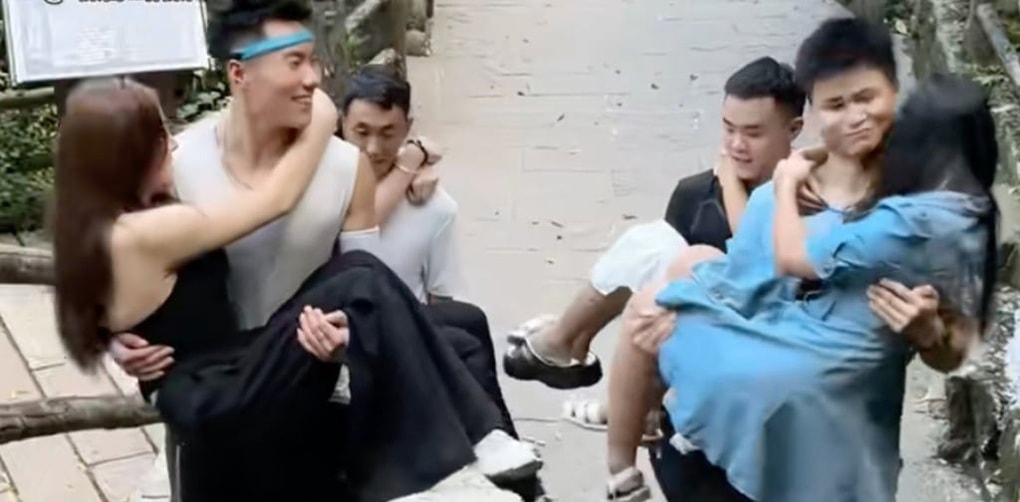 Nghề bế, cõng du khách lên núi gây tranh cãi vì hình ảnh nhạy cảm - 2