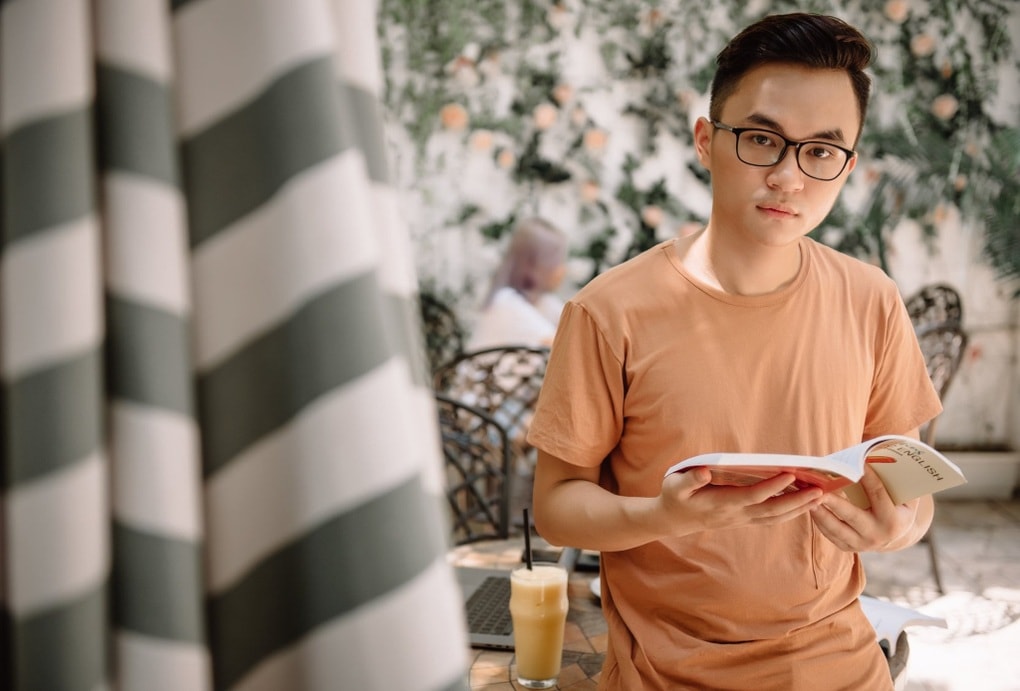 Nam hướng dẫn viên bất ngờ nổi tiếng nhờ màn hát tiếng Anh ấn tượng - 1