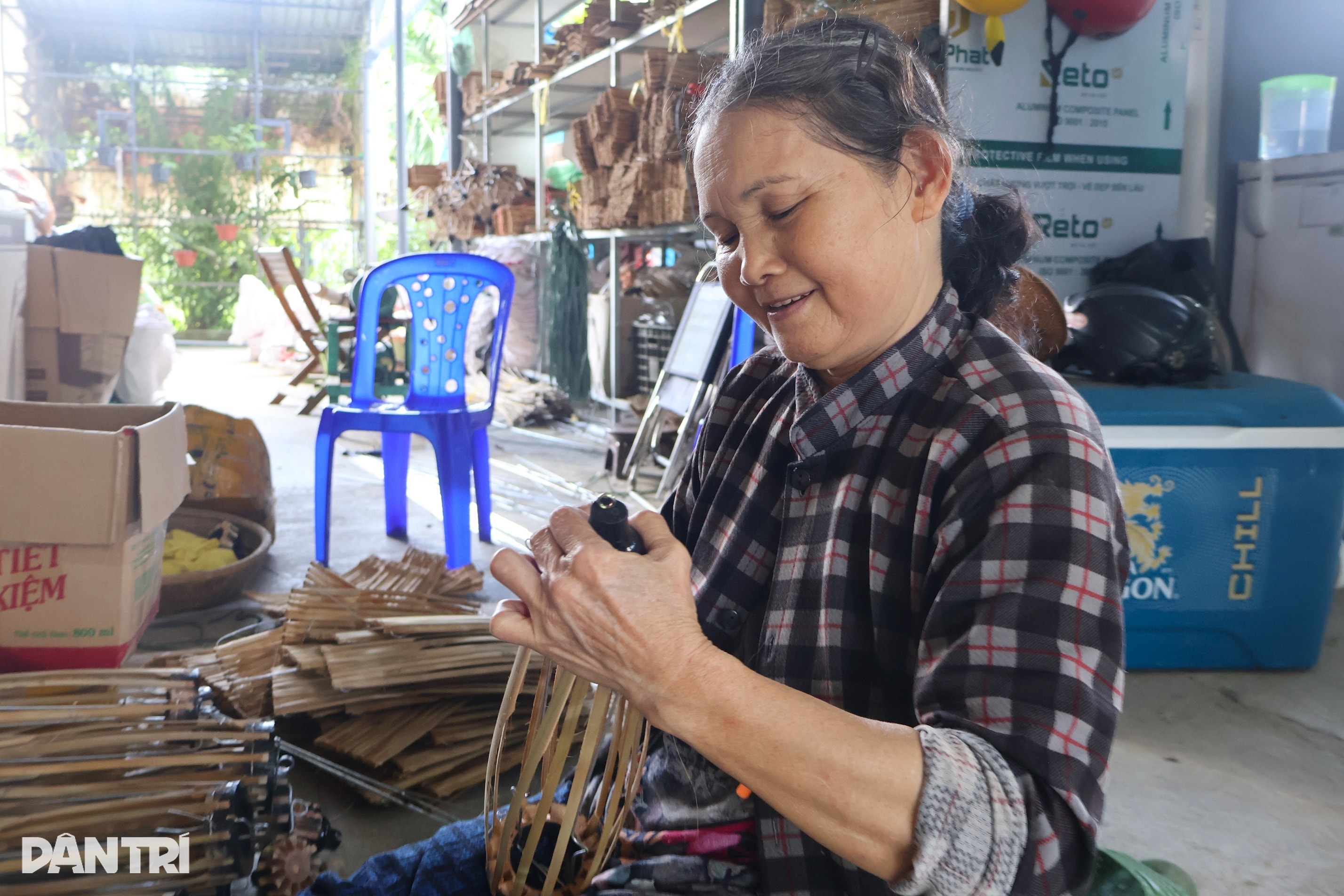 Ông chủ chuỗi cà phê tại TPHCM bỏ về quê làm đèn lồng bán khắp thế giới - 6
