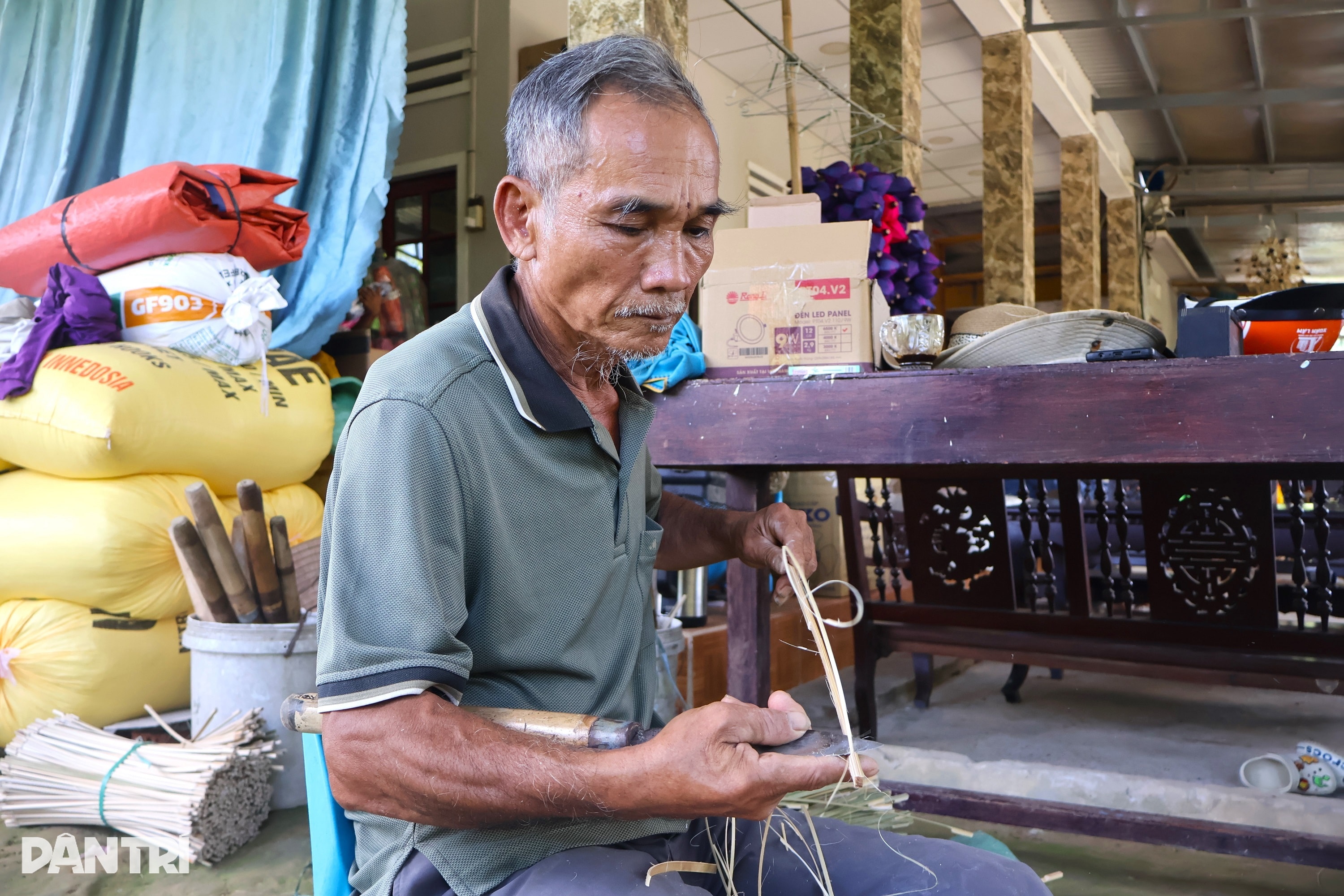 Ông chủ chuỗi cà phê tại TPHCM bỏ về quê làm đèn lồng bán khắp thế giới - 3