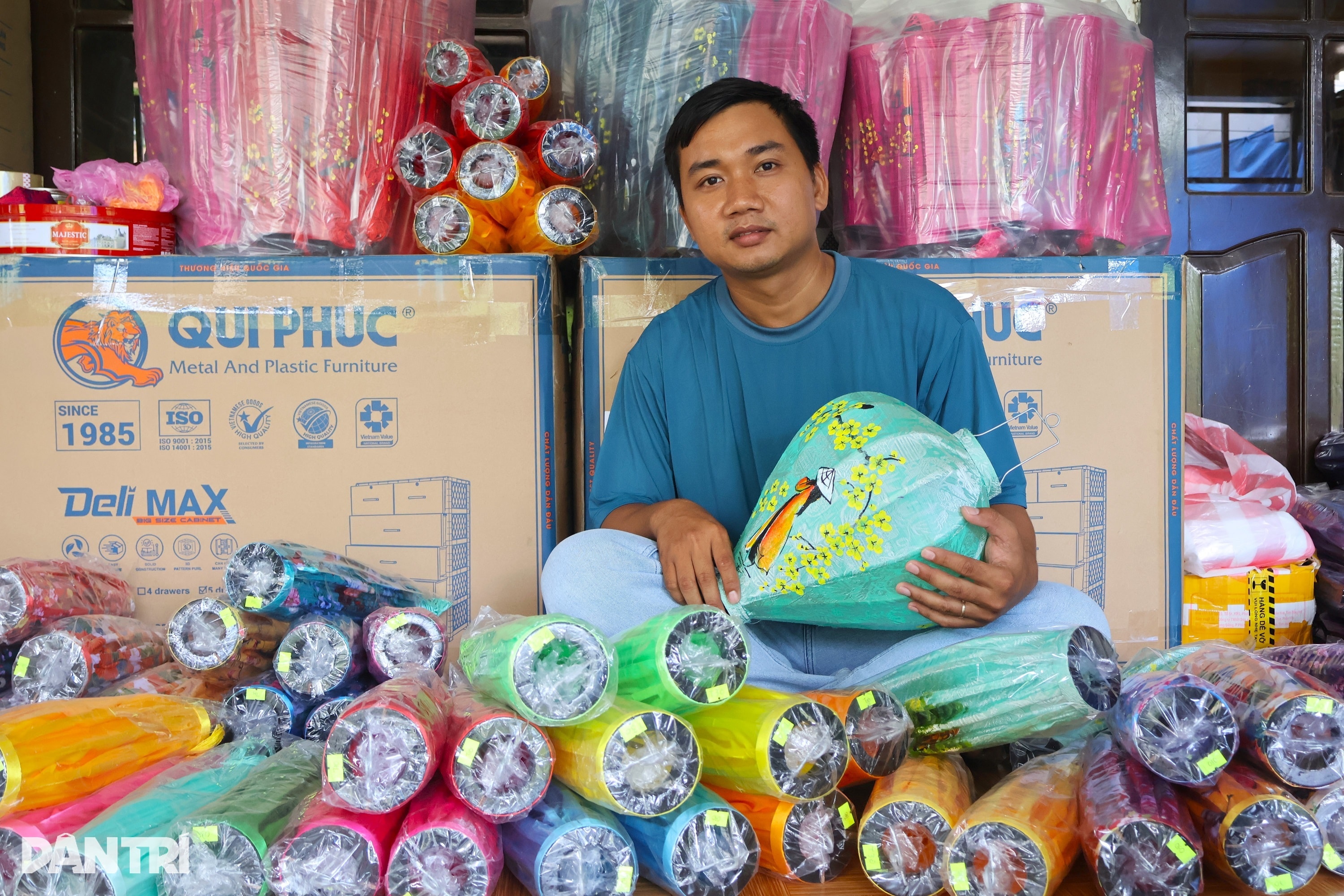 Ông chủ chuỗi cà phê tại TPHCM bỏ về quê làm đèn lồng bán khắp thế giới - 1
