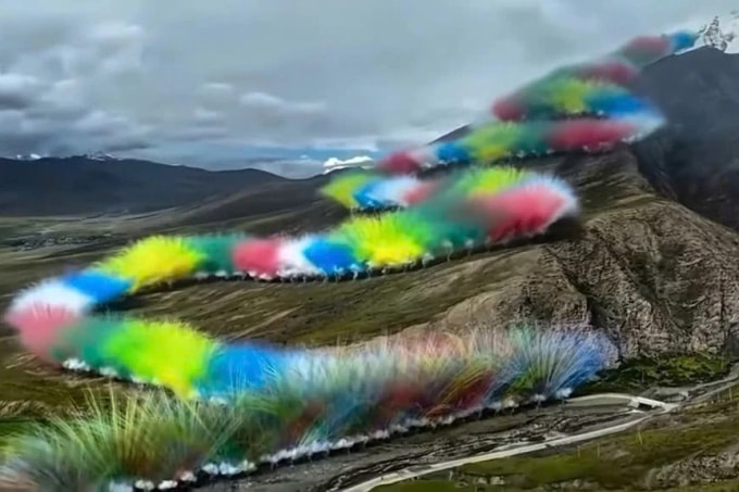 Trình diễn pháo hoa ở dãy Himalaya độ cao 5.500 m. Ảnh: SCMP