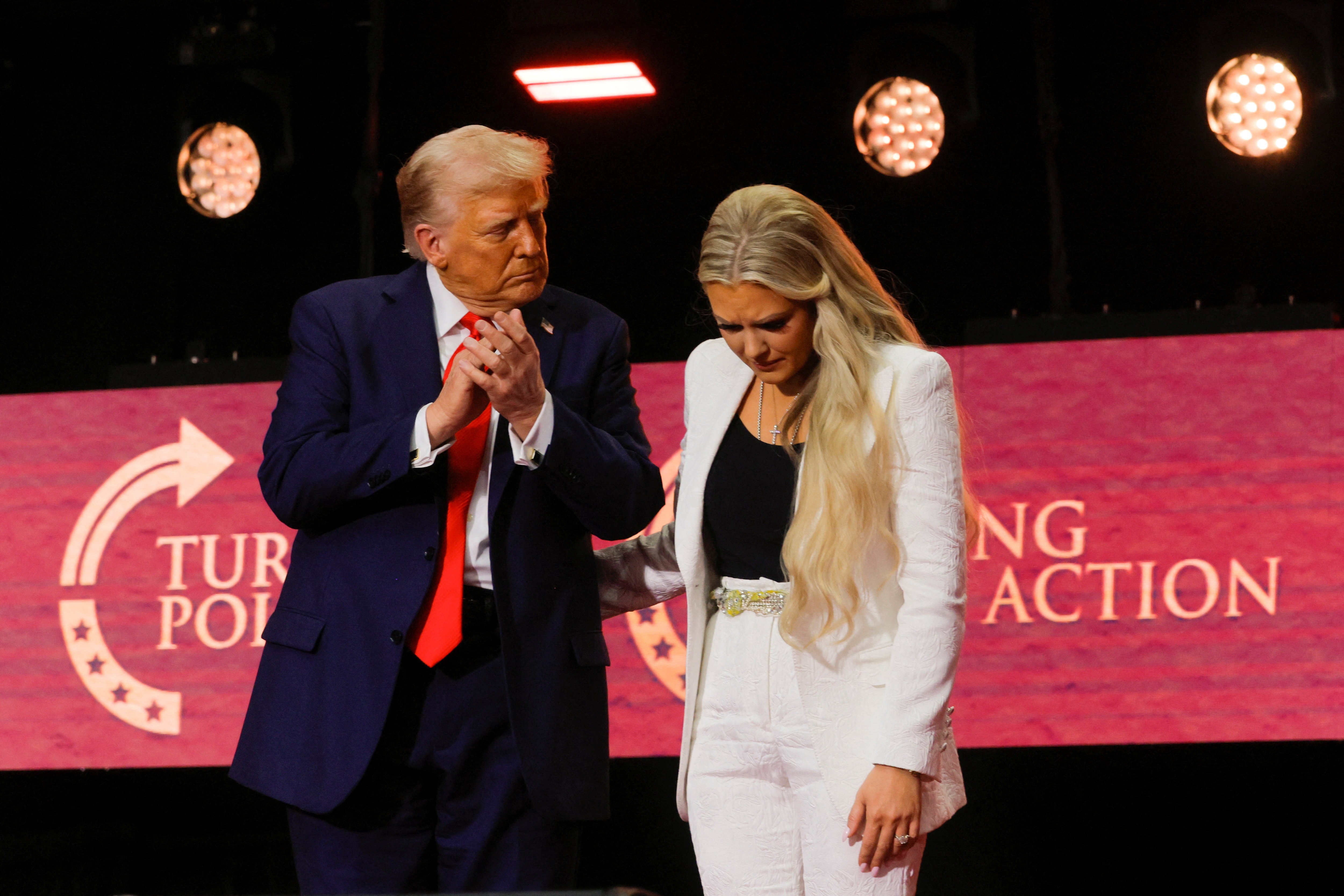 Tổng thống Mỹ Donald Trump và Erika Kirk, vợ của nhà hoạt động Charlie Kirk. (Ảnh: Reuters)
