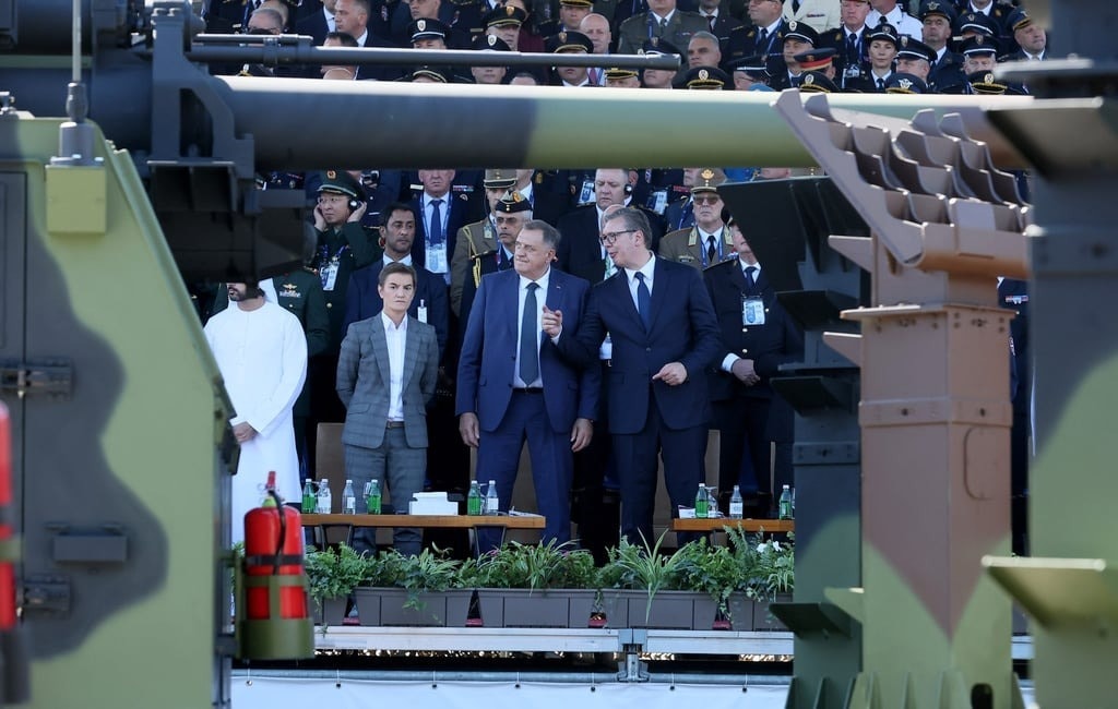 Tổng thống Serbia Aleksandar Vucic (phải) tham dự cuộc duyệt binh, đây là cuộc duyệt binh đầu tiên do lực lượng vũ trang nước này tổ chức kể từ năm 2014.