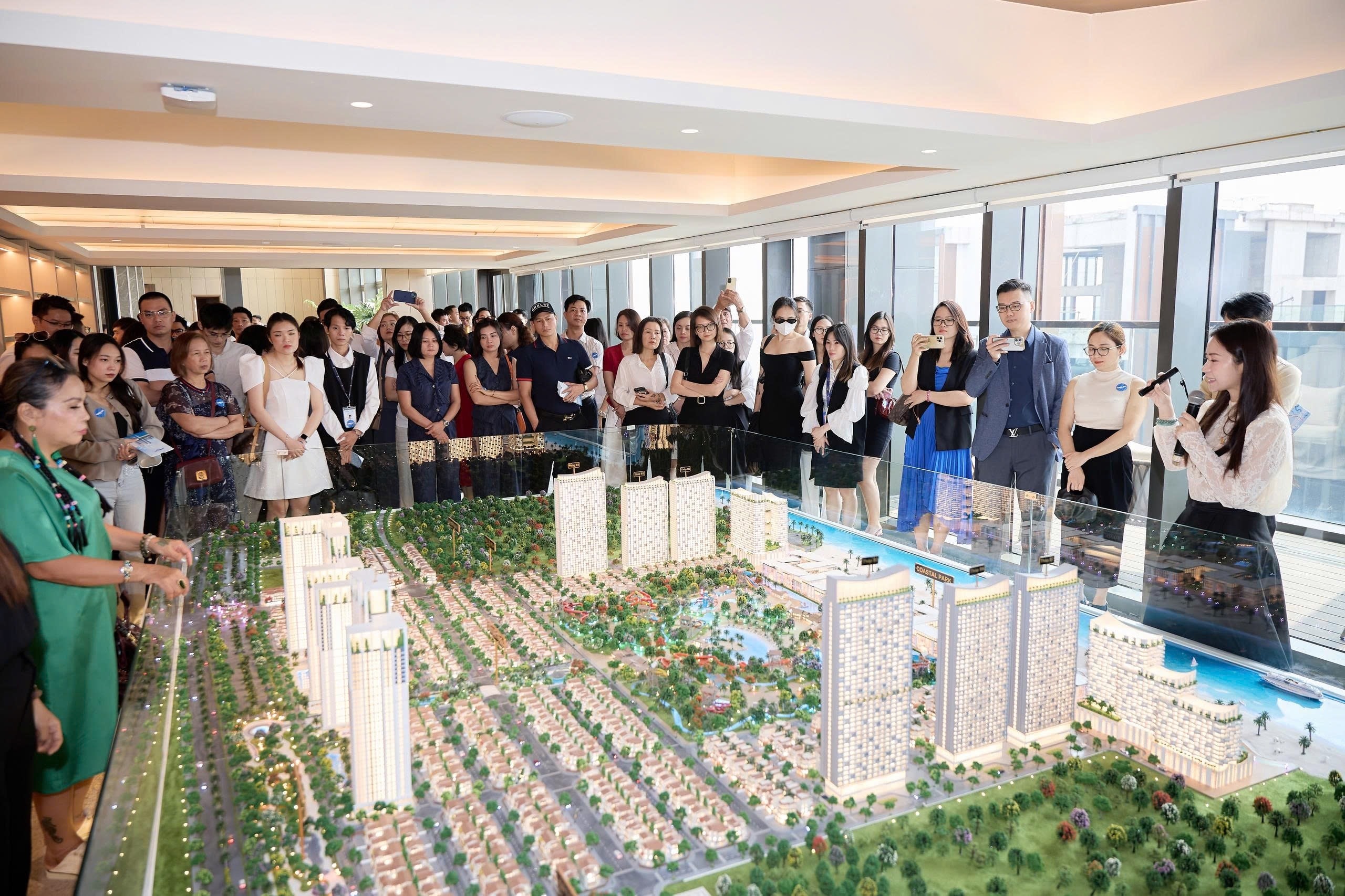 Khách mời trải nghiệm sa bàn và lắng nghe thuyết trình tổng quan về Blanca City.