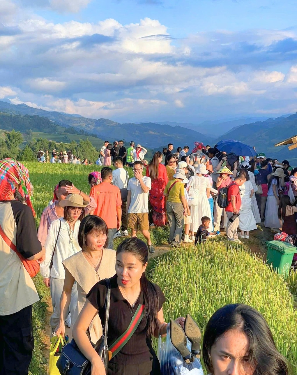Mù Cang Chải chật kín khách du lịch, nửa đêm có người vẫn vật vã tìm phòng - 3 Mù Cang Chải chật kín khách du lịch, nửa đêm có người vẫn vật vã tìm phòng - 3