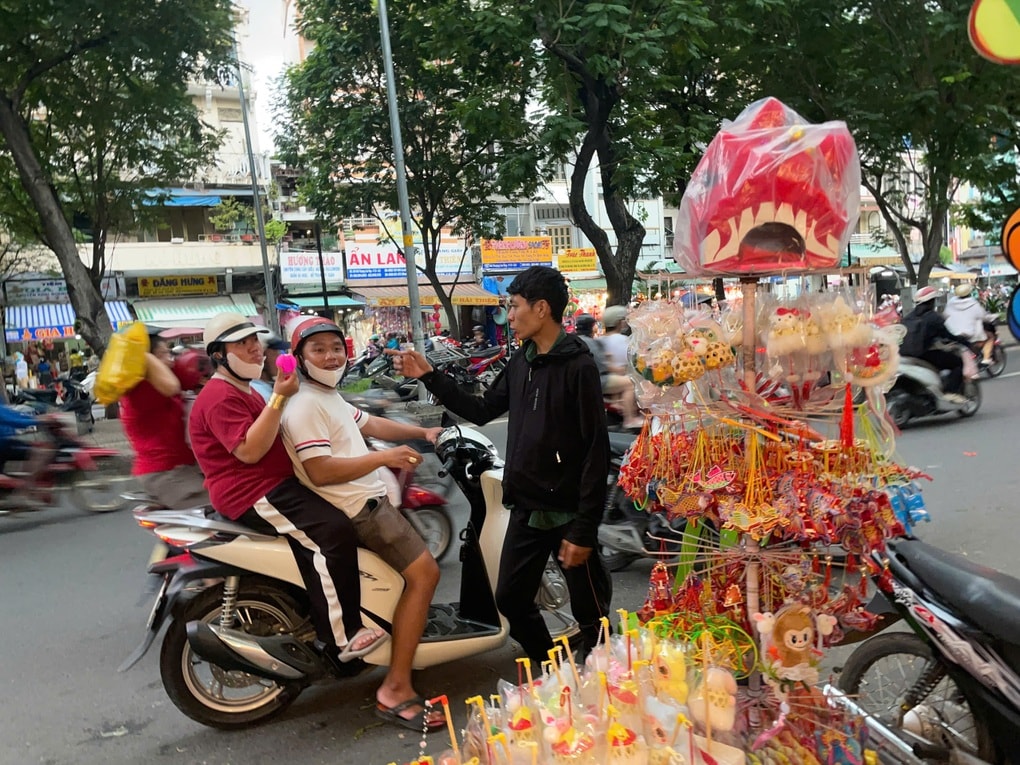 Doanh thu giảm 50%, tiểu thương bán lồng đèn thấp thỏm mùa lễ hội - 1