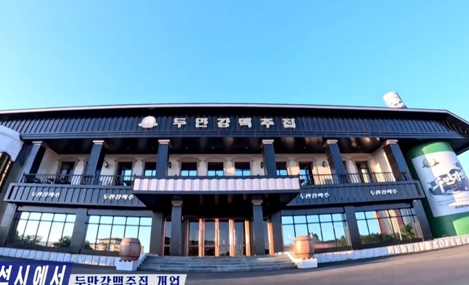 Quán bia hai tầng Tumen River Beer House. Ảnh: Chosun