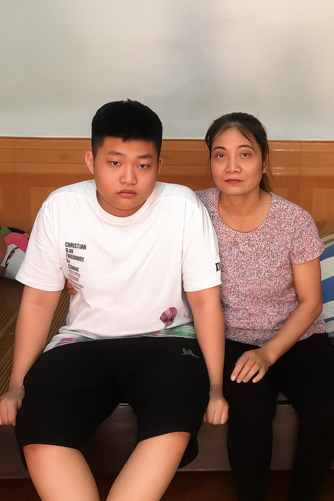Chị Phạm Thị Nga, 50 tuổi và con trai Nguyễn Bình Minh, 14 tuổi tại nhà riêng ở thôn Thừa Liệt, xã Hà Tây, TP Hải Phòng, sáng 19/9. Ảnh: Nhân vật cung cấp