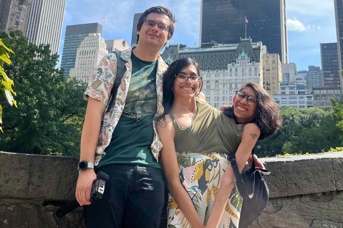 Carmen (ở giữa) cùng chồng Daniel McCormack và em gái Lupita. Ảnh nhân vật cung cấp