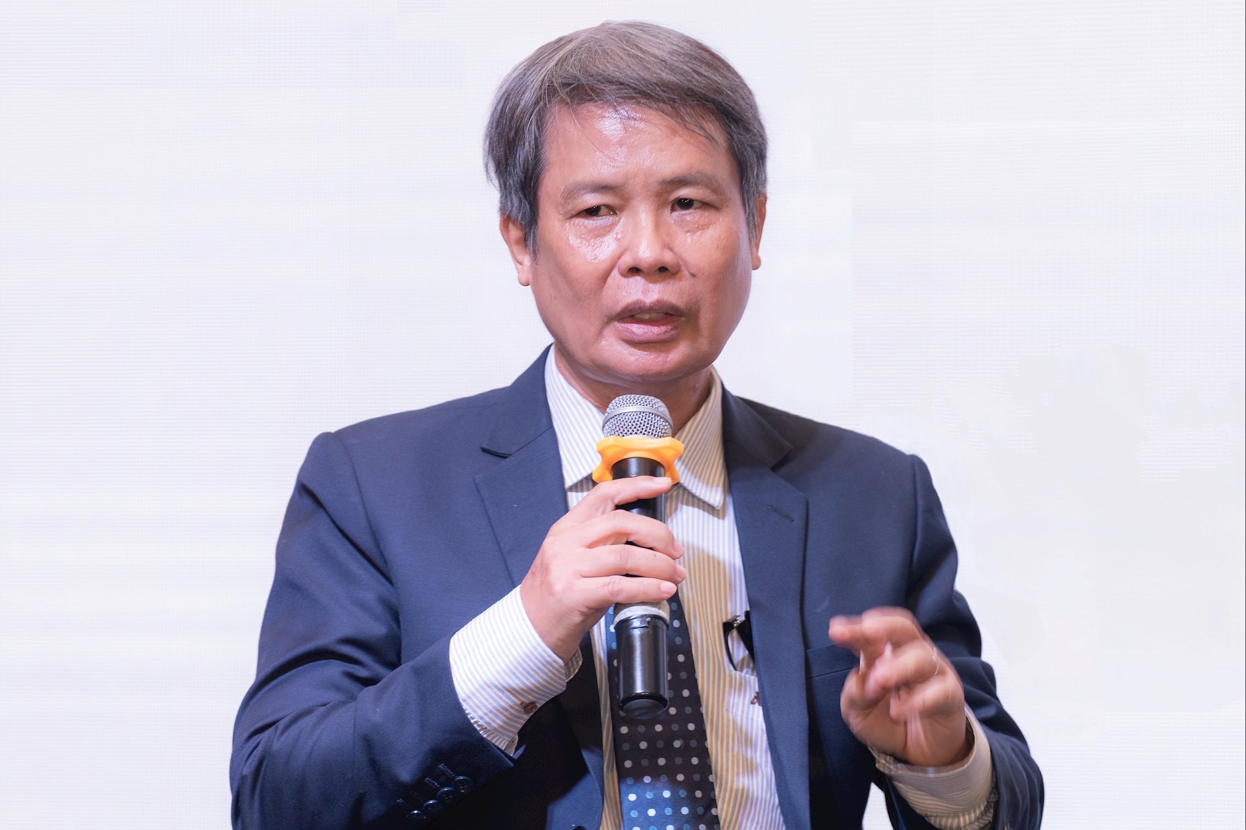 PGS.TS.BS Đỗ Văn Dũng – Nguyên Trưởng khoa Y tế công cộng, Đại học Y Dược TP.HCM thảo luận tại hội nghị