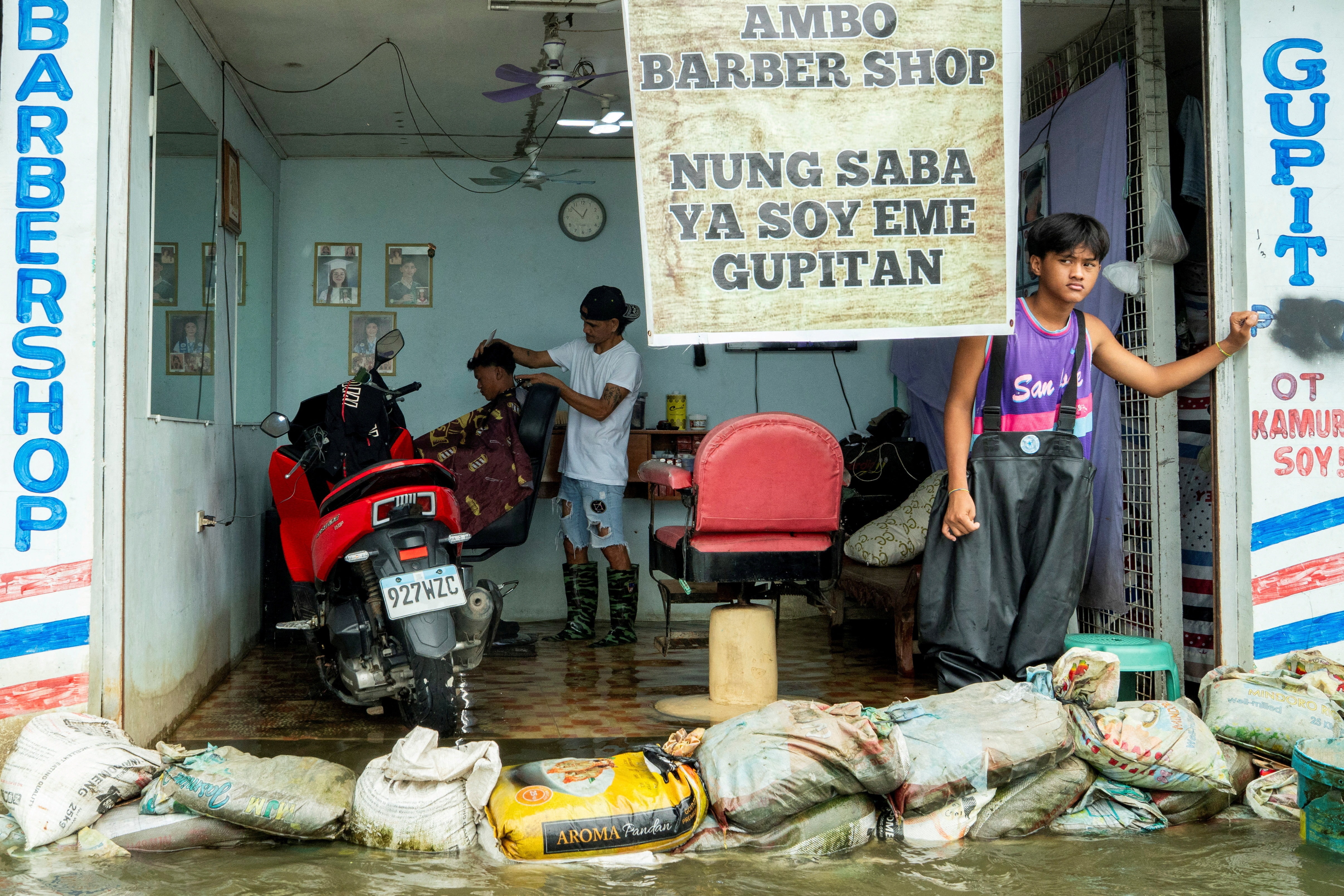 Người dân Philippines ứng phó siêu bão.