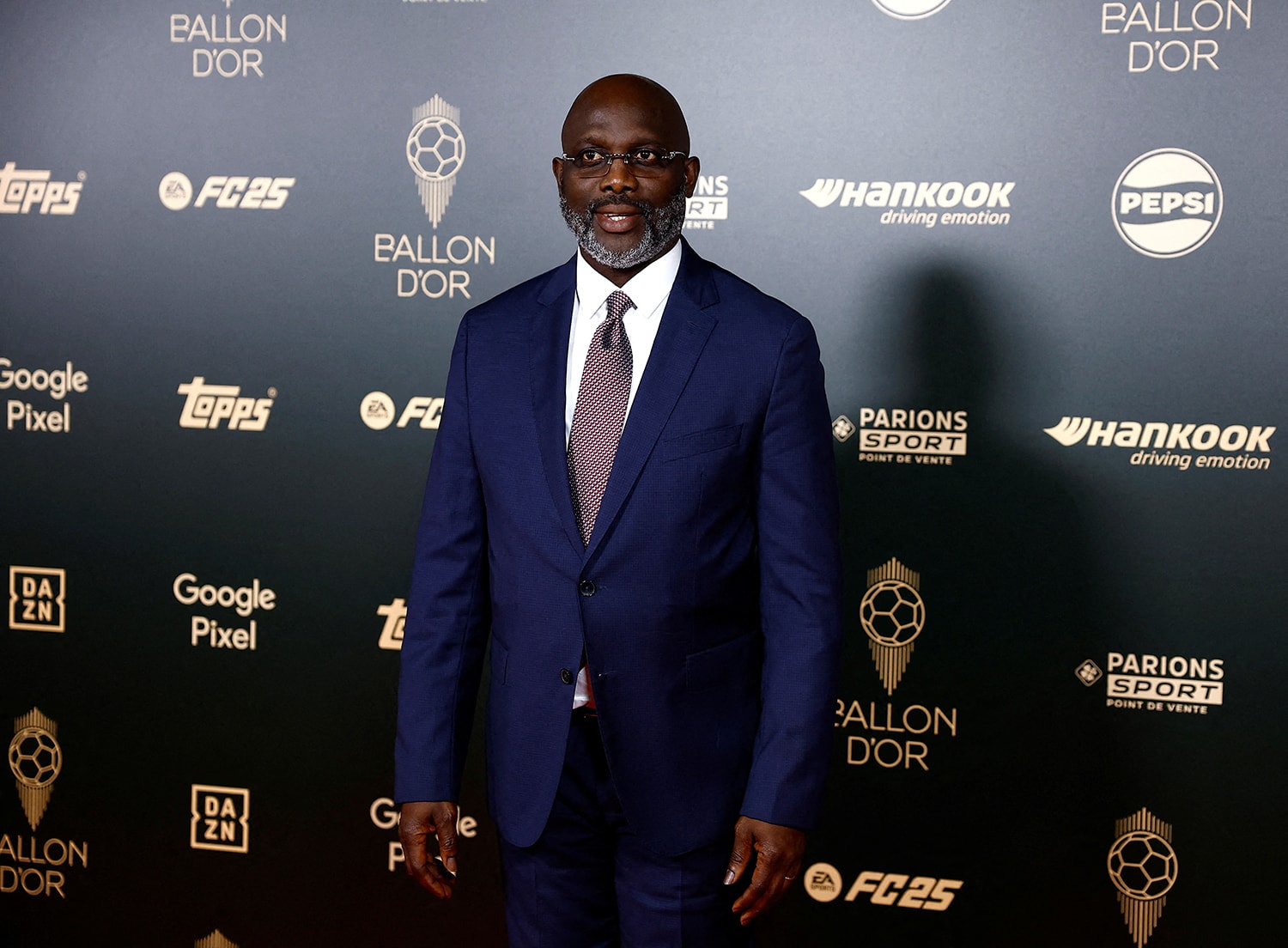George Weah - người duy nhất trên thế giới từng giành Quả bóng vàng và giữ chức Tổng thống (giai đoạn 2018-2024 tại Liberia) - là một trong những ngôi sao có mặt tại lễ trao giải sớm nhất. (Ảnh: Reuters)