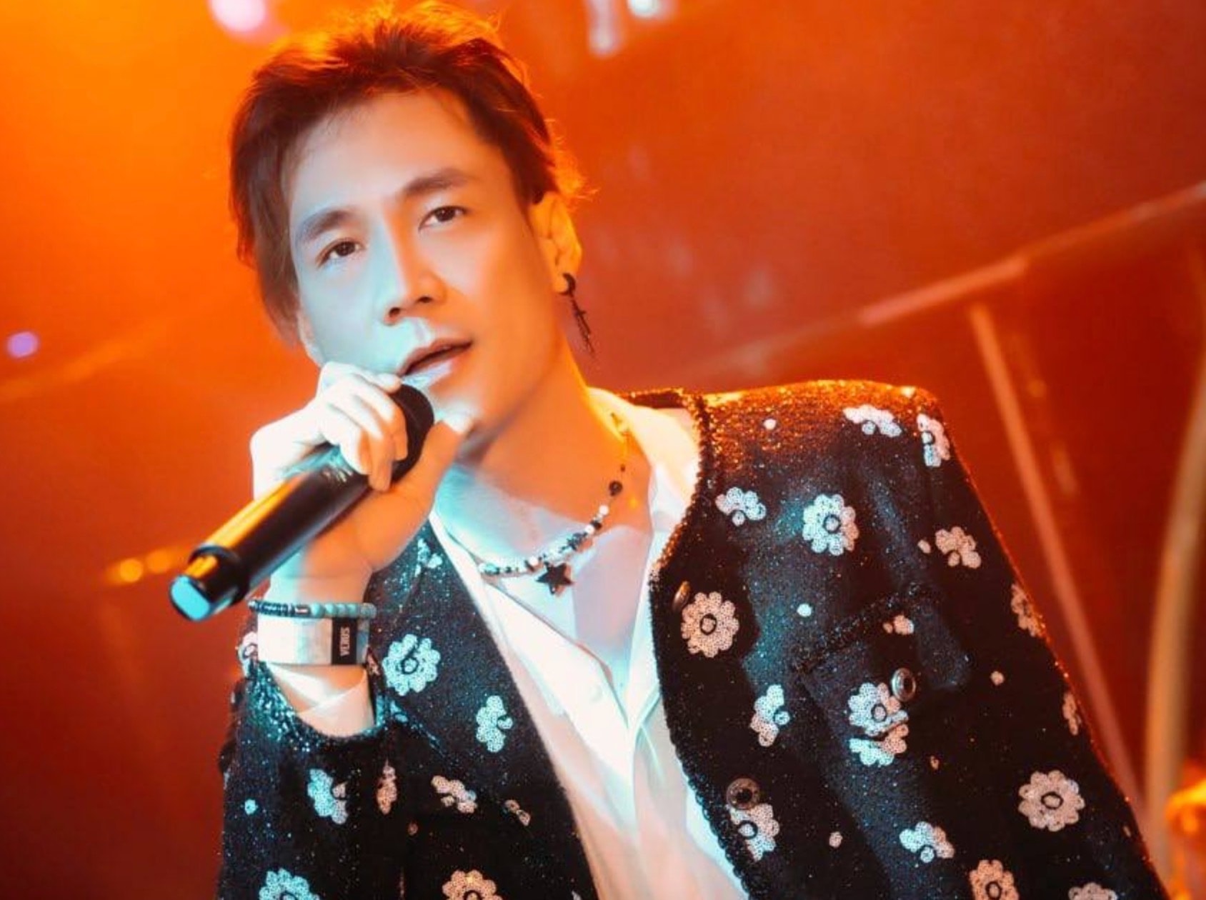 Ca sĩ Khánh Phương thừa nhận quảng cáo web cá độ do sơ suất và chủ quan.