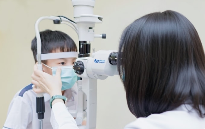 Bác sĩ khám mắt cho bé trai tại Trung tâm Mắt Công nghệ cao. Ảnh minh họa: Bệnh viện Đa khoa Tâm Anh