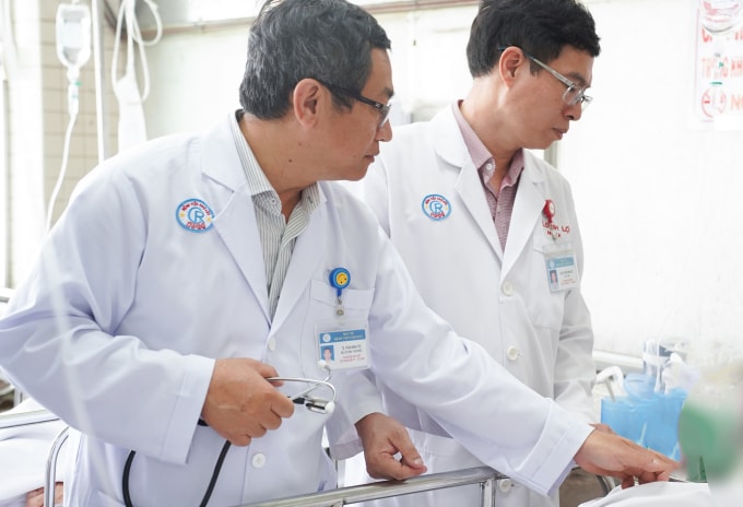 Bác sĩ thăm khám cho người mẹ. Ảnh: Bệnh viện cung cấp