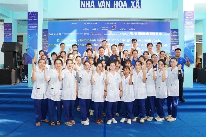 Đội ngũ y bác sĩ Long Châu và Sở Y tế Vĩnh Long tại sự kiện sáng 20/9. Ảnh: LC