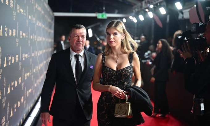 Lothar Matthaus và bạn gái Theresa Sommer trên thảm đỏ lễ trao giải Quả Bóng Vàng 2025 tại nhà hát Chatelet, Paris, Pháp ngày 22/9/2025. Ảnh: Profimedia
