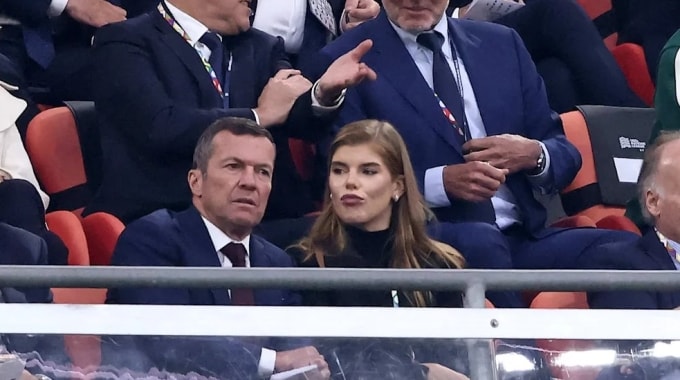 Lothar Matthaus và bạn gái Theresa Sommer theo dõi trận đấu của tuyển Đức tại UEFA Nations League. Ảnh: BILD