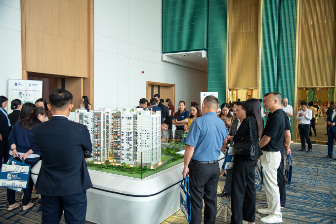 Người mua nhà tham quan tại một dự án ở TP HCM. Ảnh: Tâm Đức