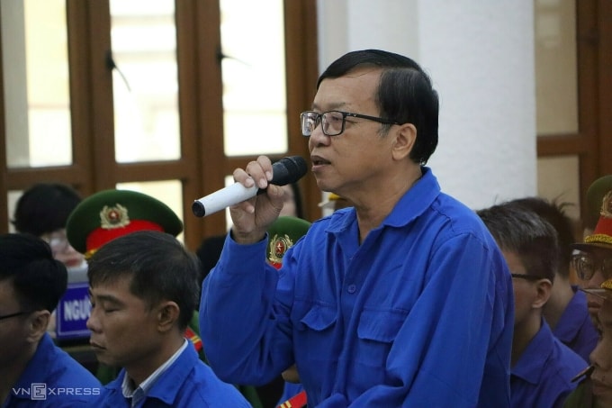 Bị cáo Trần Ngọc Linh, cựu giám đốc EVN Bình Thuận, khai báo trước toà. Ảnh: Khải Nguyên