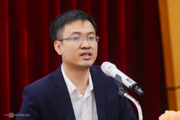 Ông Trương Bá Kiến phân tích về siêu bão Ragasa. Ảnh: Gia Chính