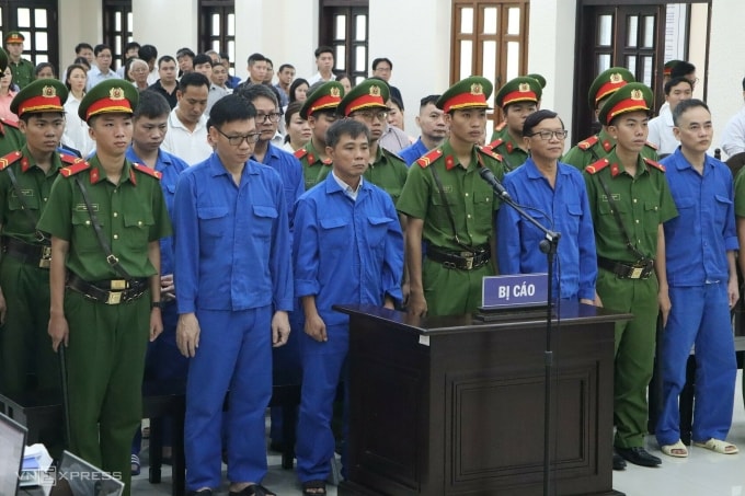 Các bị cáo trong ngày đầu phiên xử tại TAND tỉnh Lâm Đồng (cơ sở Bình Thuận cũ), ngày 23/9. Ảnh: Khải Nguyên