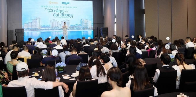 Gần 200 khách mời có mặt tại sự kiện giới thiệu Blanca City tại Sun Gallery Tay Ho. Ảnh: Sun Group