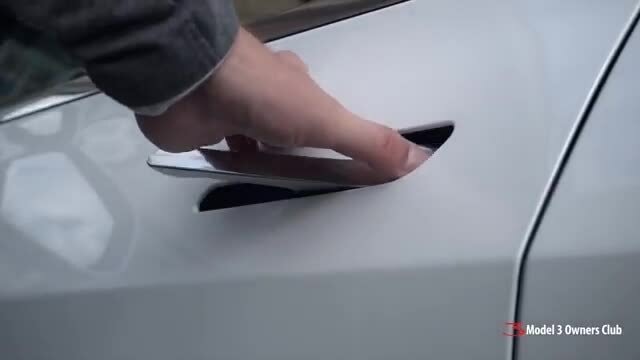 Những cách sử dụng tay nắm cửa thò thụt trên Tesla Model 3