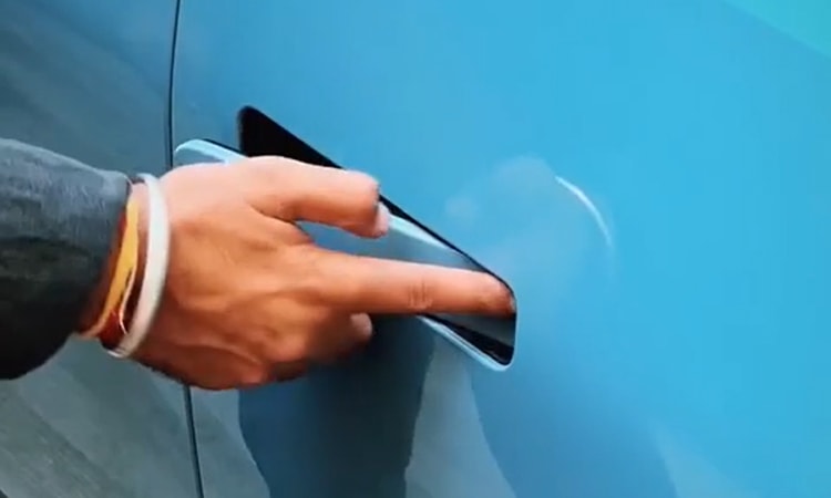 Những cách sử dụng tay nắm cửa thò thụt trên xe điện