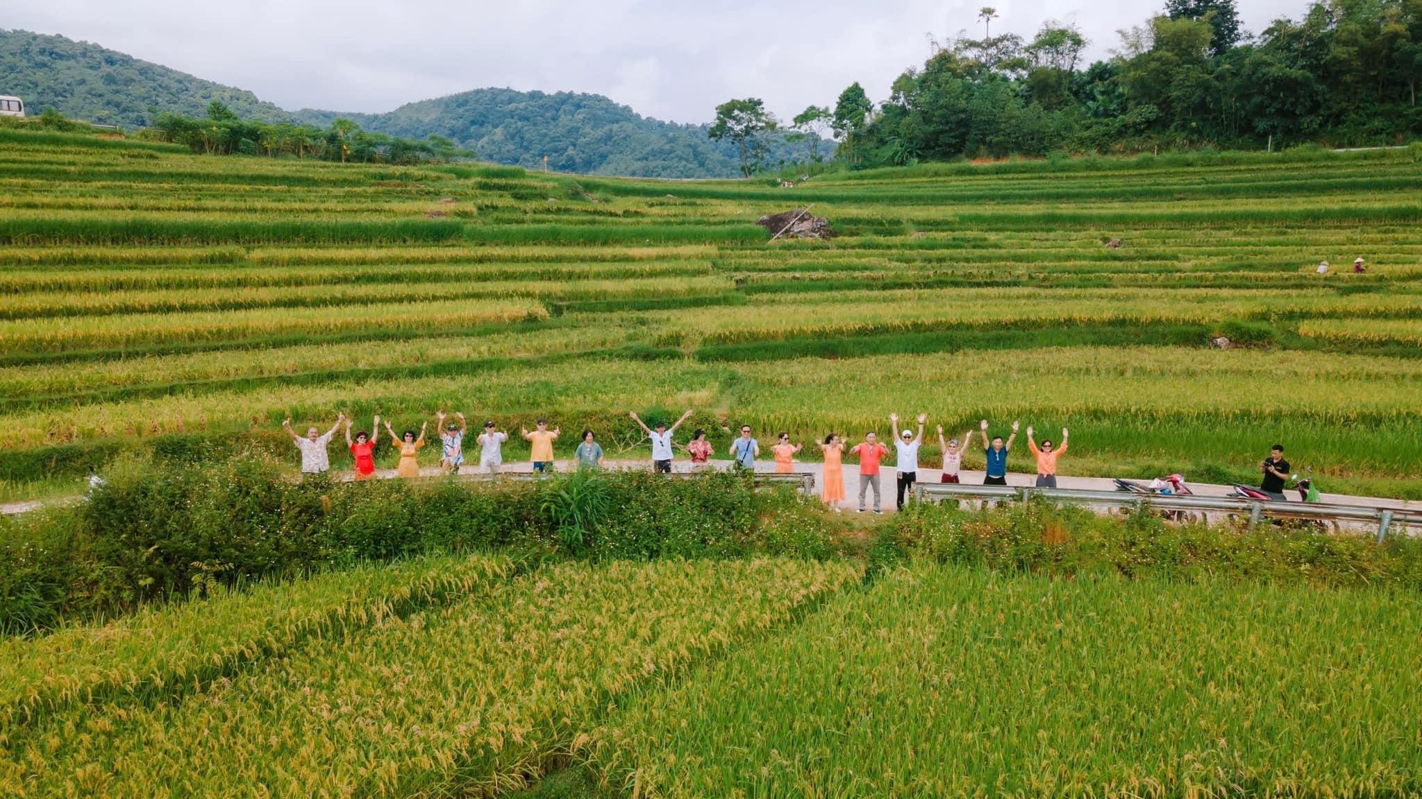 Du khách thích thú với đường cờ Tổ quốc đẹp như tranh vẽ ở Pù Luông- Ảnh 11.